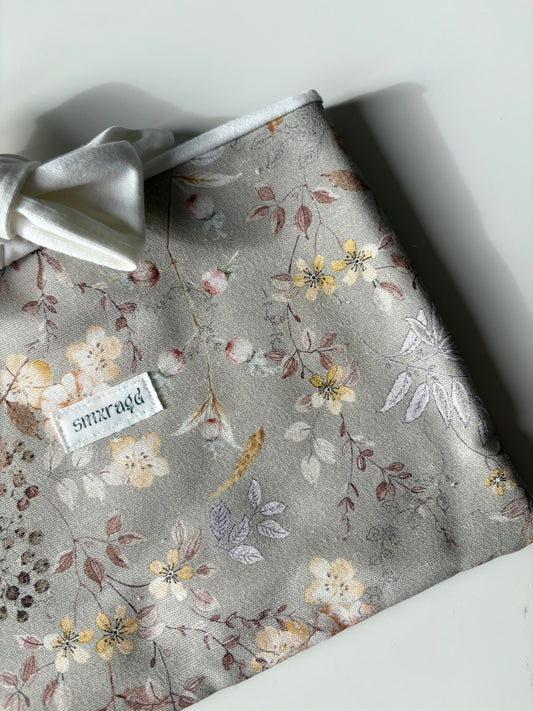 Buch-Cover Blumen- und Zweigmuster